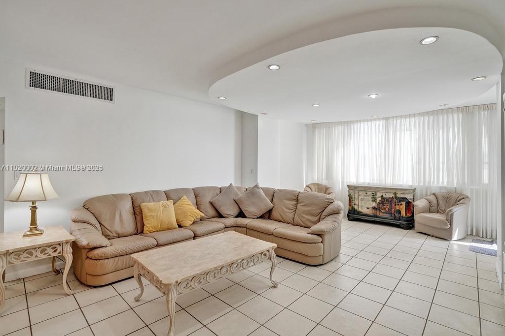 5005 Collins Avenue, Unit 424 Miami Beach, FL 33140 - Photo 9 of 22