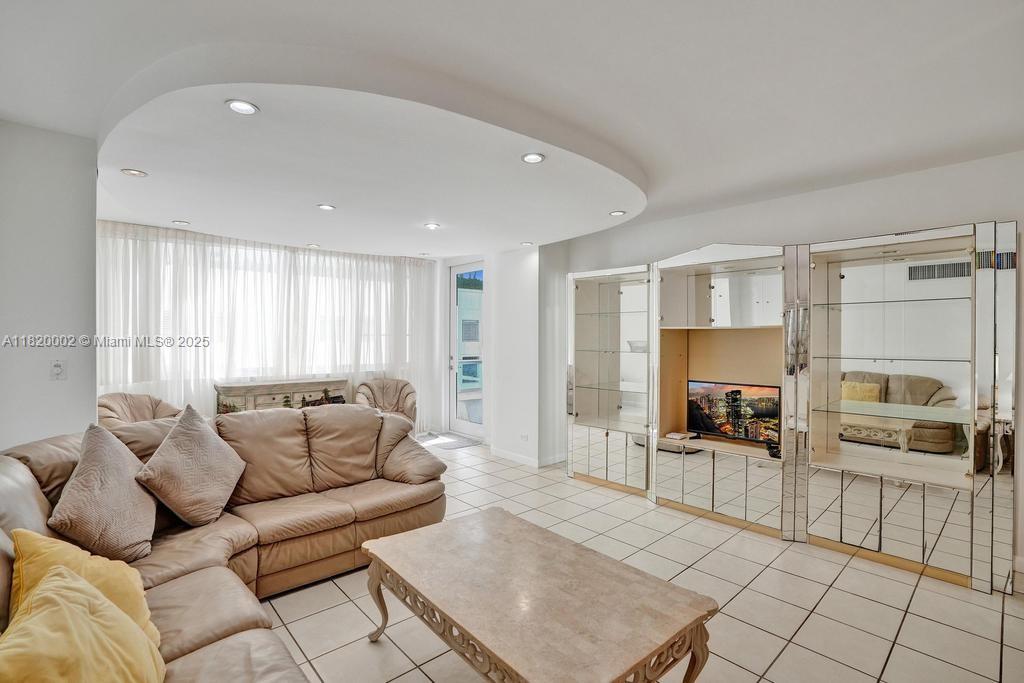 5005 Collins Avenue, Unit 424 Miami Beach, FL 33140 - Photo 10 of 22