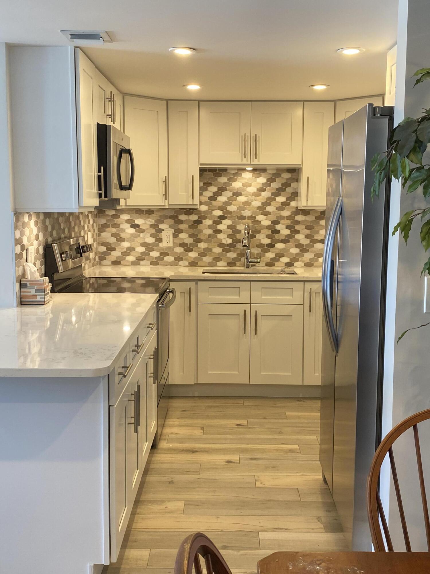 336 Golfview Road, Unit 303 North Palm Beach, FL 33408 - Photo 4 of 12 Kitchen