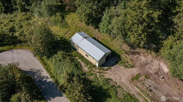 a view of a back yard of the house