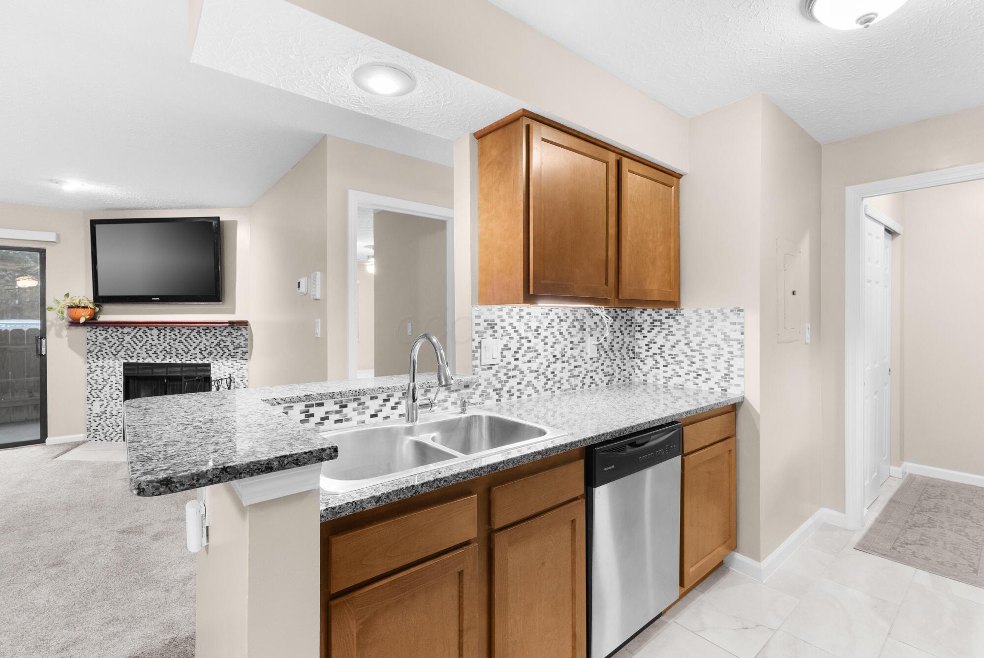 2176 Hedgerow Road, Unit 2176D Columbus, OH 43220 - Photo 9 of 24 14_14