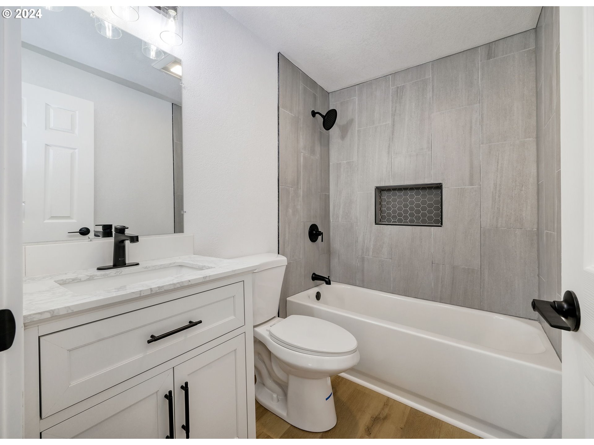 92045 Maple Lane Springfield, OR 97478 - Photo 12 of 21 a bathroom with a sink a toilet and a bathtub