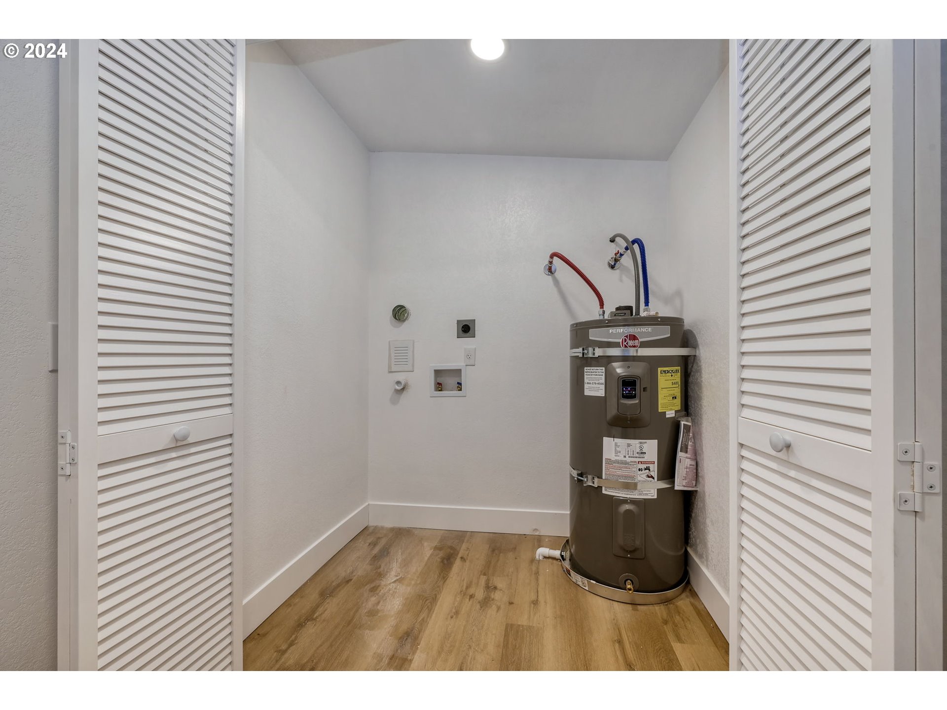 92045 Maple Lane Springfield, OR 97478 - Photo 13 of 21 a picture of a room