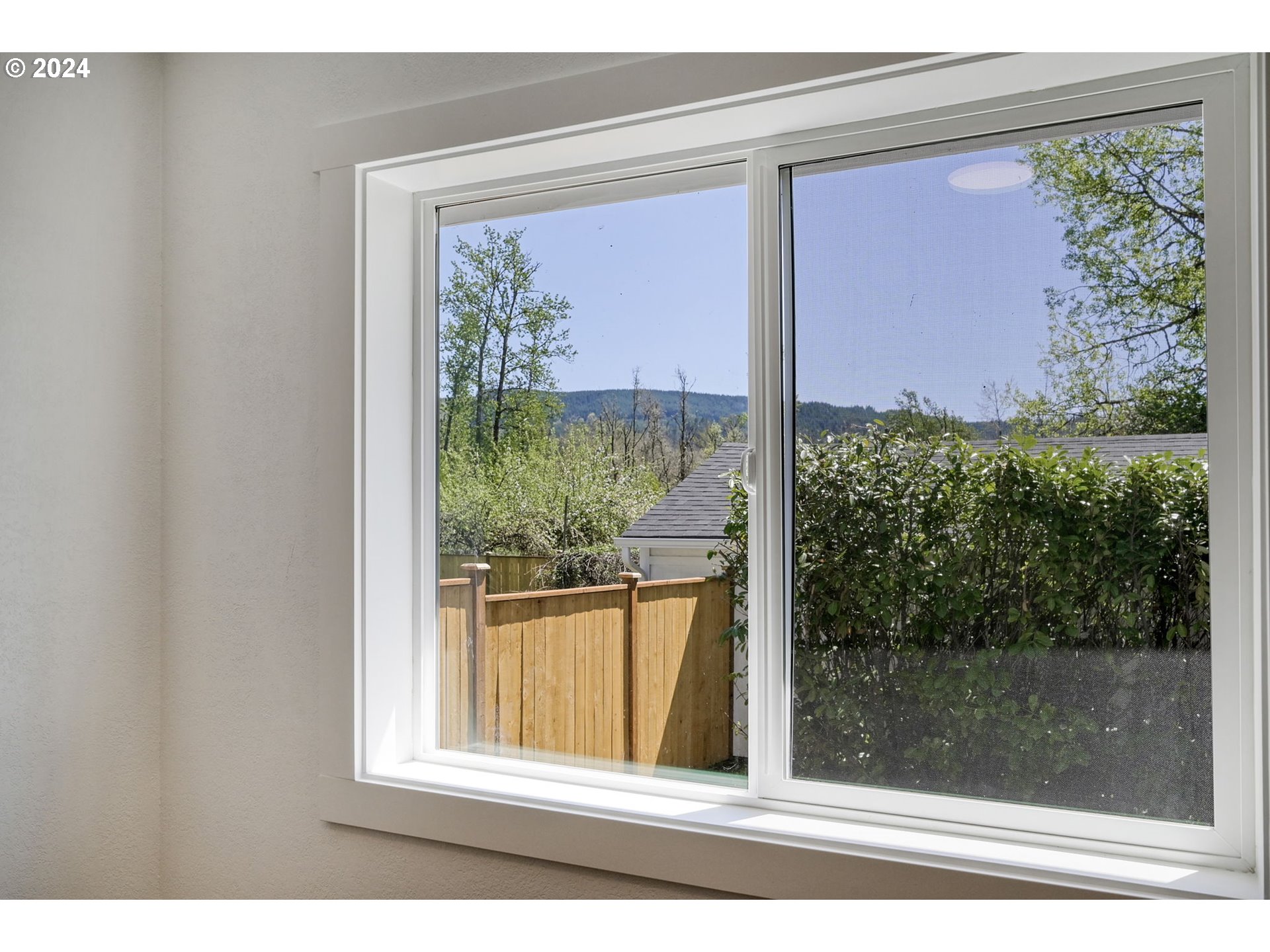 92045 Maple Lane Springfield, OR 97478 - Photo 7 of 21 a view of a window