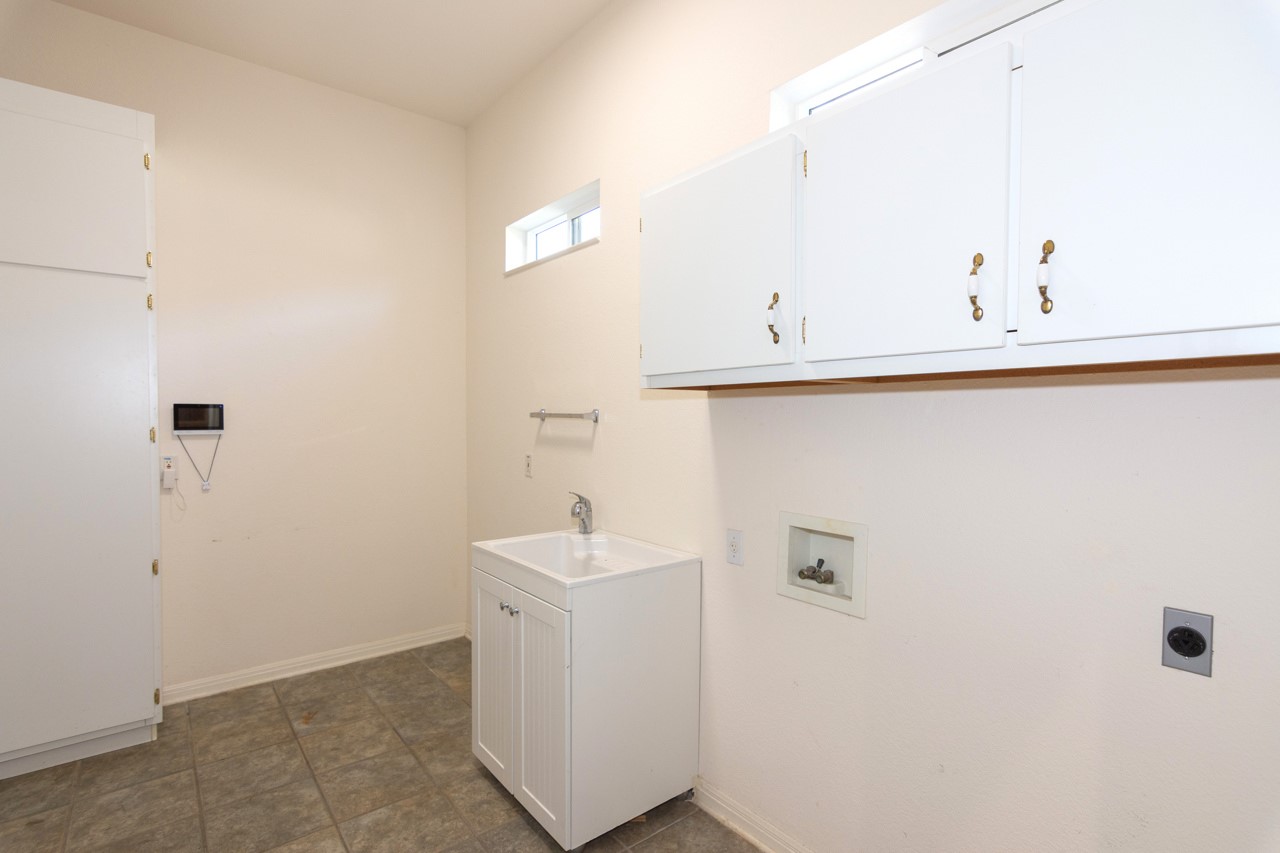 102 Harness Lane Georgetown, TX 78633 - Photo 27 of 32 a bathroom with a sink and a mirror
