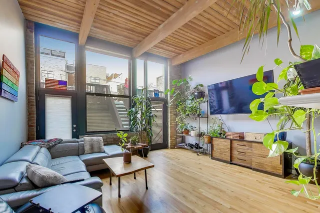 $750,000 | 1140 West Cornelia Avenue, Unit D, Chicago, IL 60657