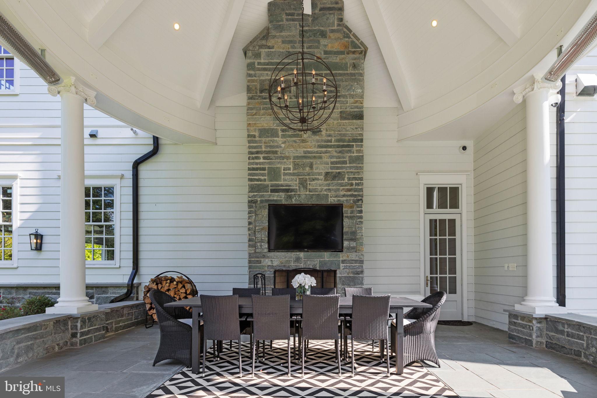 9819 Newhall Road Potomac, MD 20854 - Photo 15 of 60 Dine al fresco