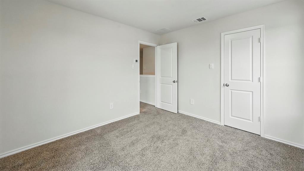 232 Pheasant Run Road Terrell, TX 75160 - Photo 10 of 36 Neutral-toned room with plush carpeting and crisp white baseboards