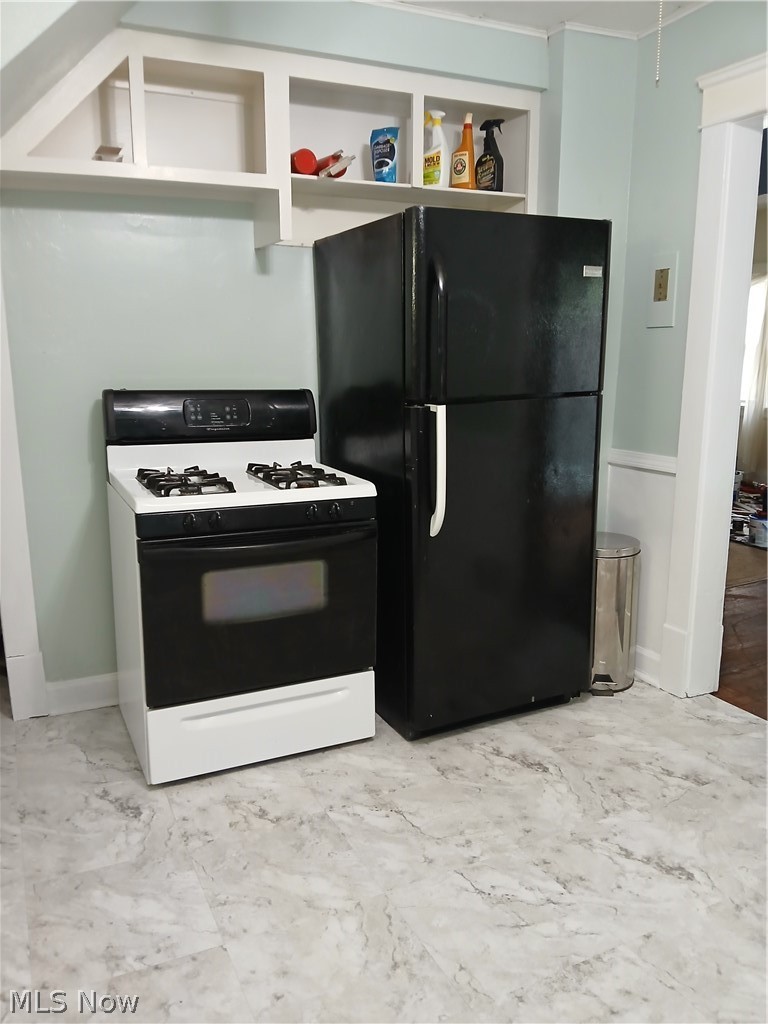 4313 Prasse Road South Euclid, OH 44121 - Photo 18 of 29 Kitchen includes stove & refridgerator