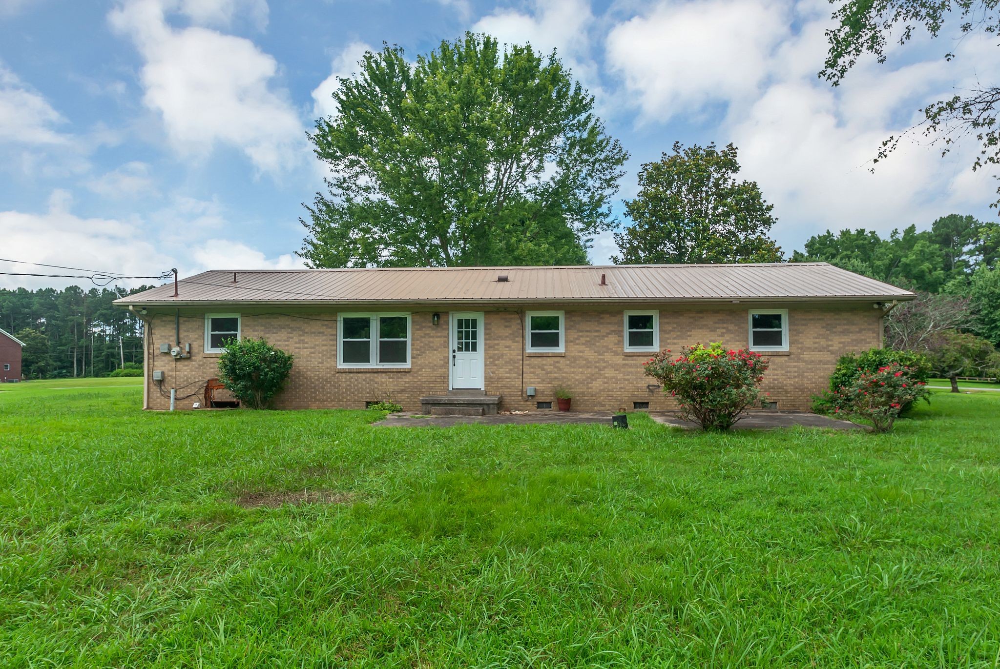 107 Horseshoe Bend Road Leoma, TN 38468 - Photo 34 of 35 a front view of a house with a garden