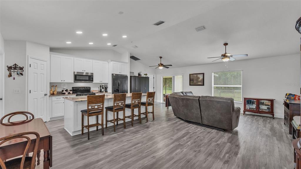 4651 Clubhouse Road Lakeland, FL 33812 - Photo 4 of 32