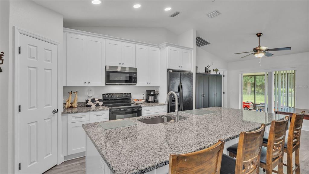 4651 Clubhouse Road Lakeland, FL 33812 - Photo 5 of 32