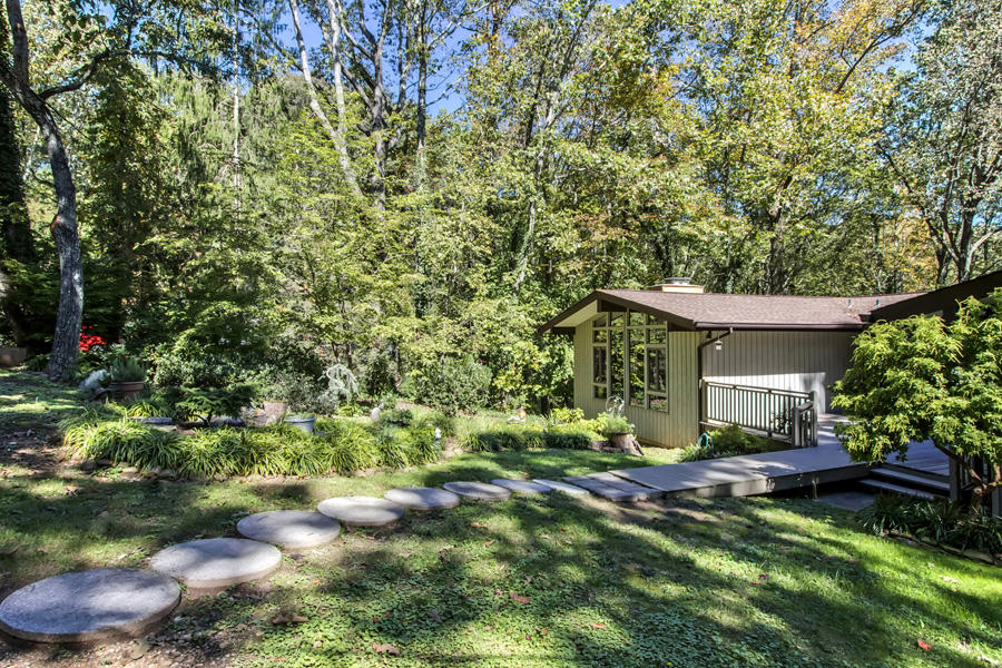 109 Willow Lane Oak Ridge, TN 37830 - Photo 2 of 40 02_WillowLane_109_FrontGarden