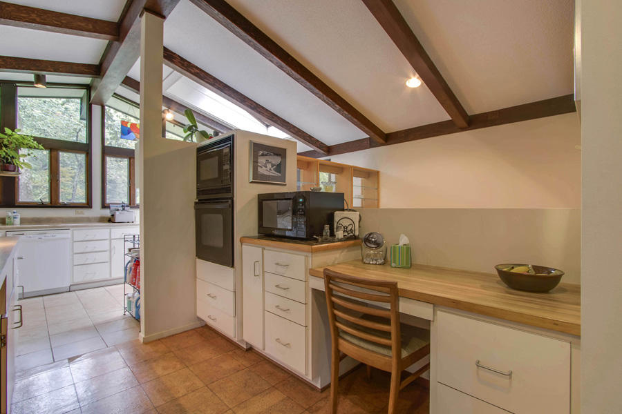 109 Willow Lane Oak Ridge, TN 37830 - Photo 23 of 40 23_WillowLane_109_KitchenDesk