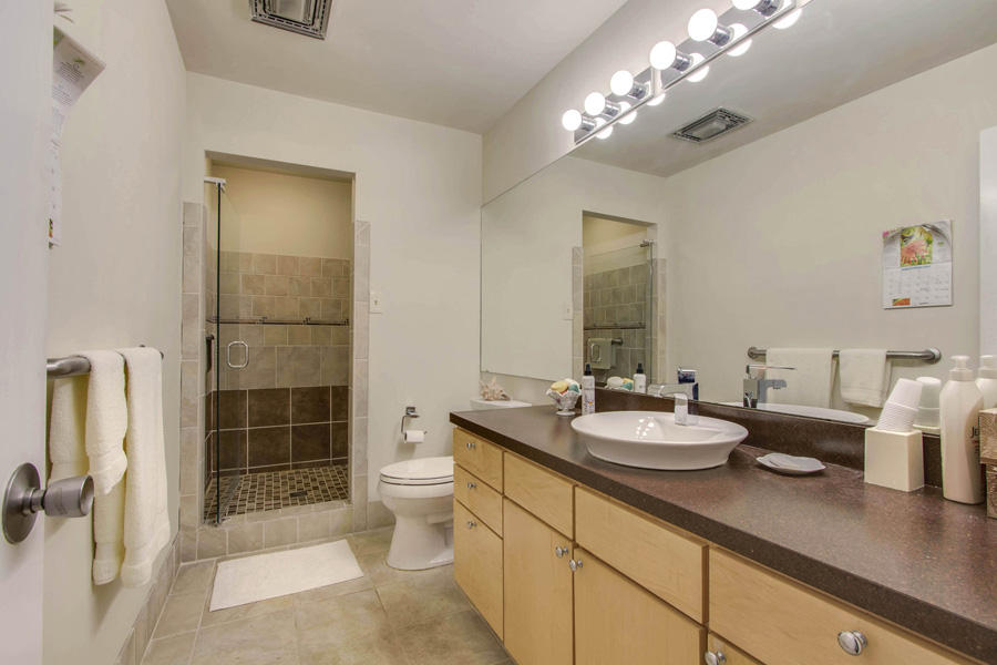 109 Willow Lane Oak Ridge, TN 37830 - Photo 27 of 40 27_WillowLane_109_MasterBath