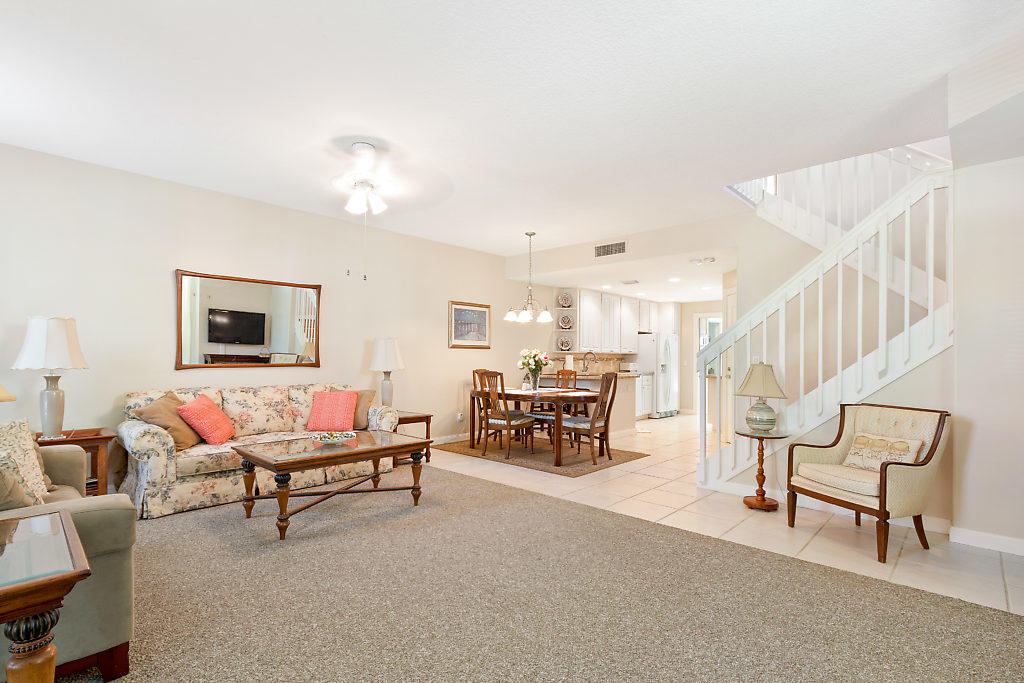 137 Radcliffe Court Jupiter, FL 33458 - Photo 5 of 22 006-137RadcliffeCourt-Jupiter-FL-small