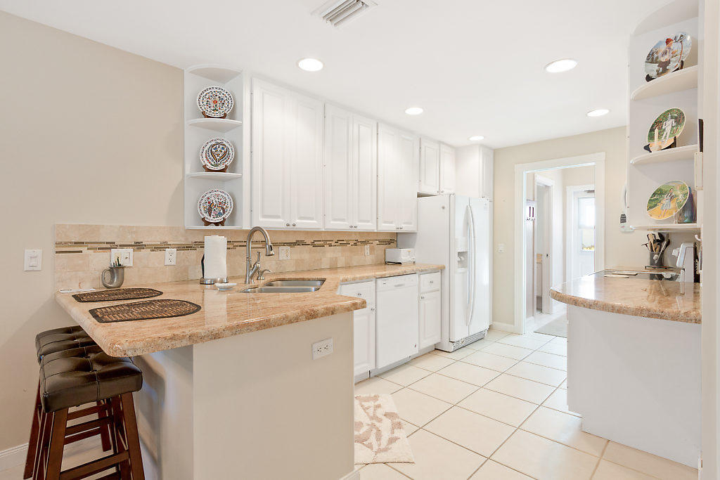 137 Radcliffe Court Jupiter, FL 33458 - Photo 9 of 22 010-137RadcliffeCourt-Jupiter-FL-small