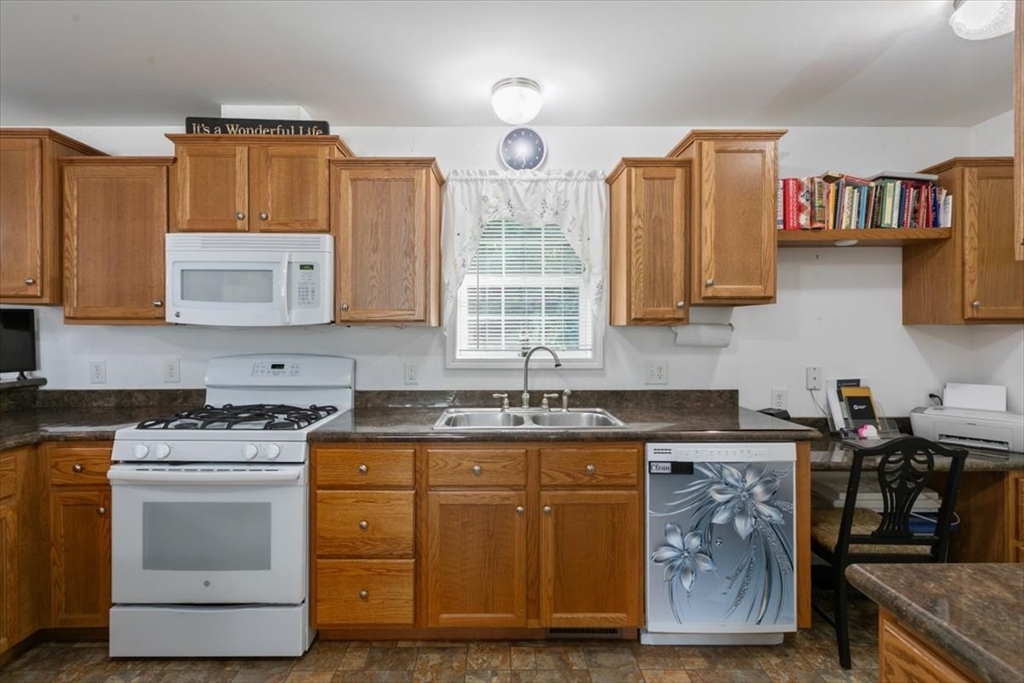 25 Ridgefield Drive Nashua, NH 03062 - Photo 9 of 29