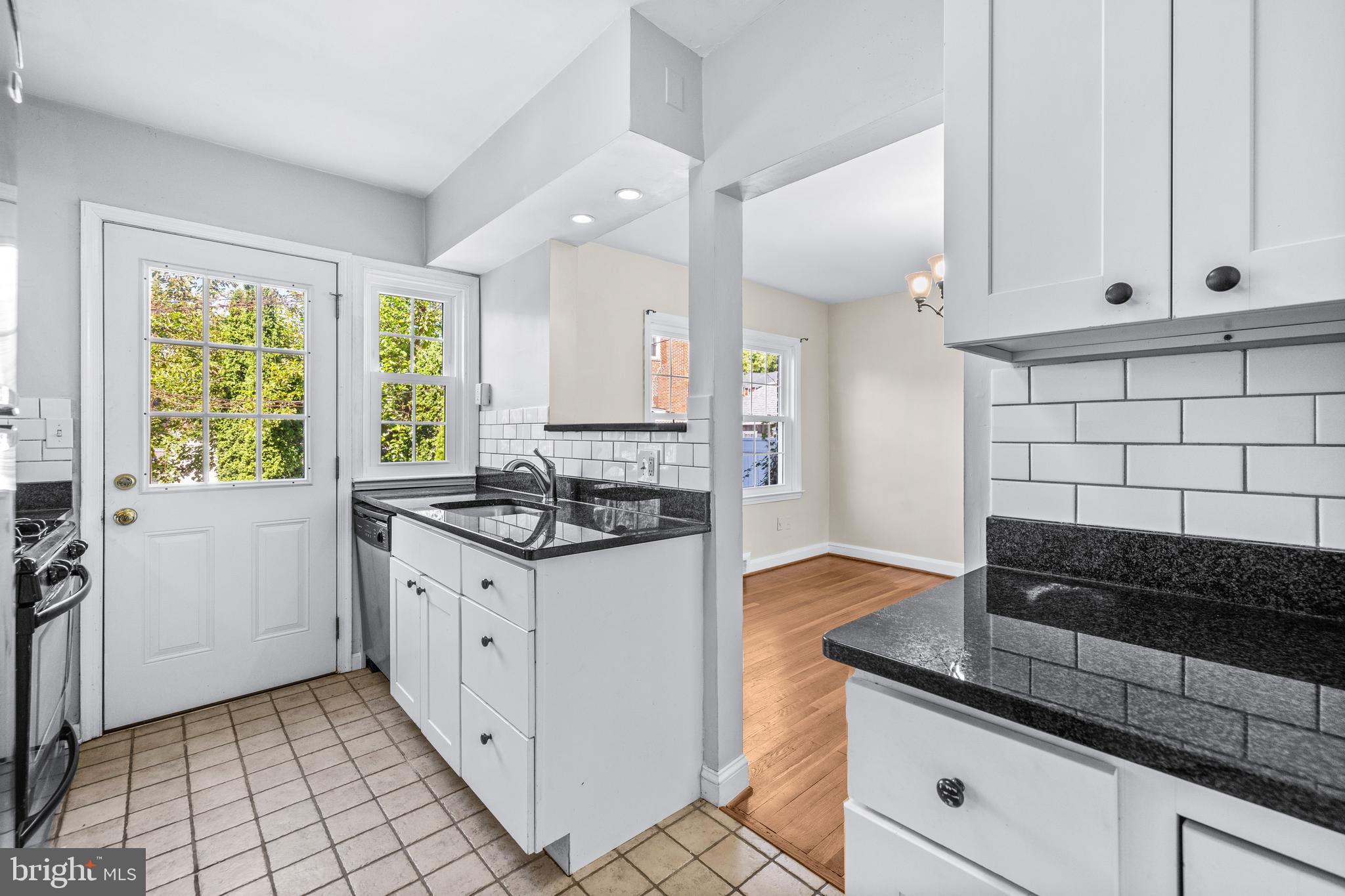 1923 Edgewood Road Towson, MD 21286 - Photo 11 of 33 Kitchen with granite
