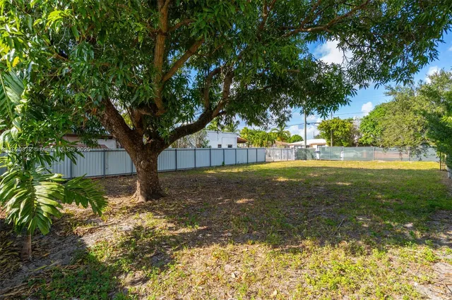 a view of yard with trees