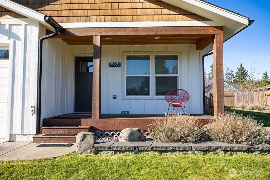 997 King Johns Way Forks, WA 98331 - Photo 2 of 39 a front view of a house