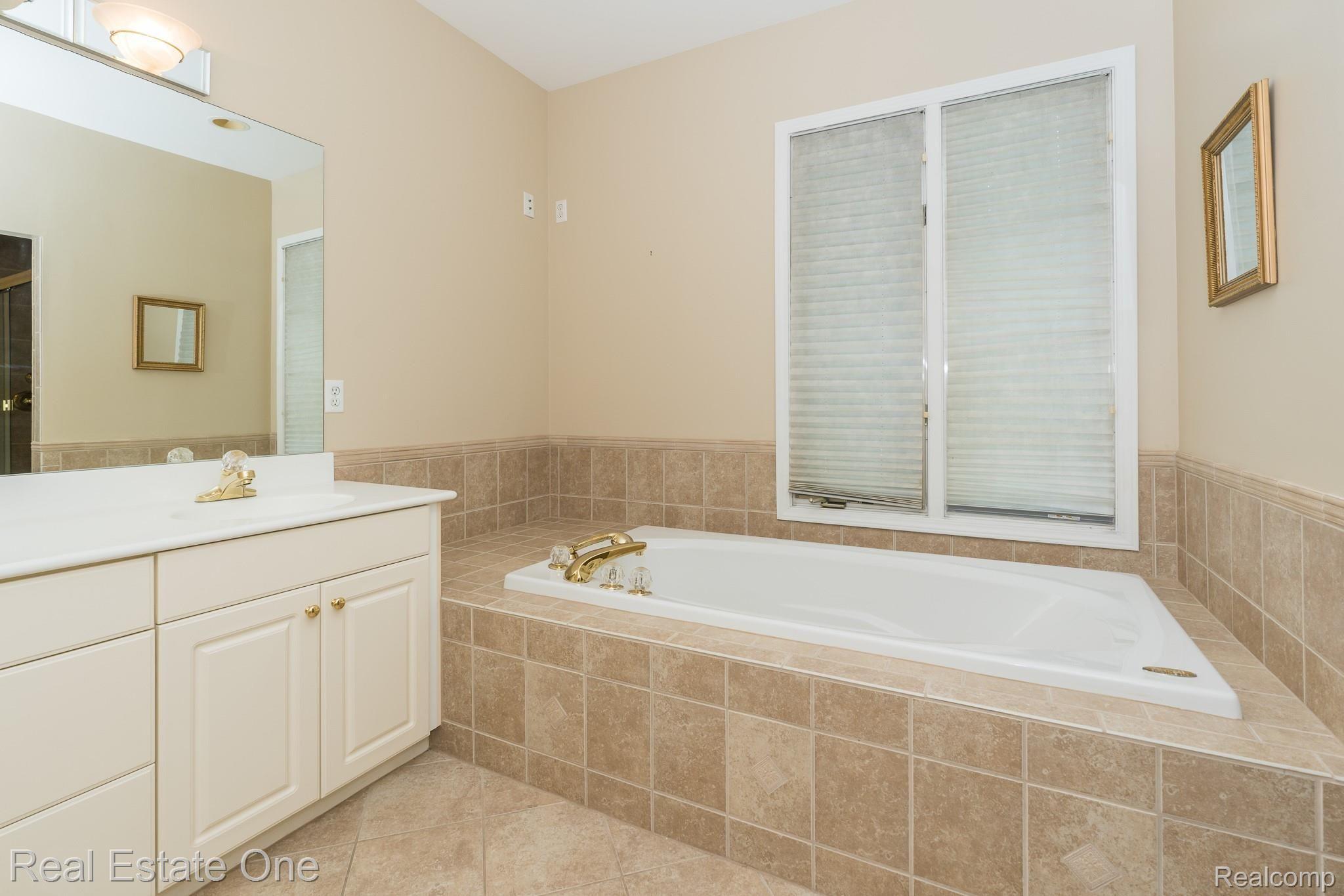 1784 Blue Grass Drive Rochester, MI 48306 - Photo 37 of 72 Blue Spruce MLS-W023.jpg