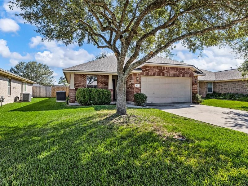 167 Rustic Colony Lane Dickinson, TX 77539 - Photo 3 of 32 Gallery Image 3