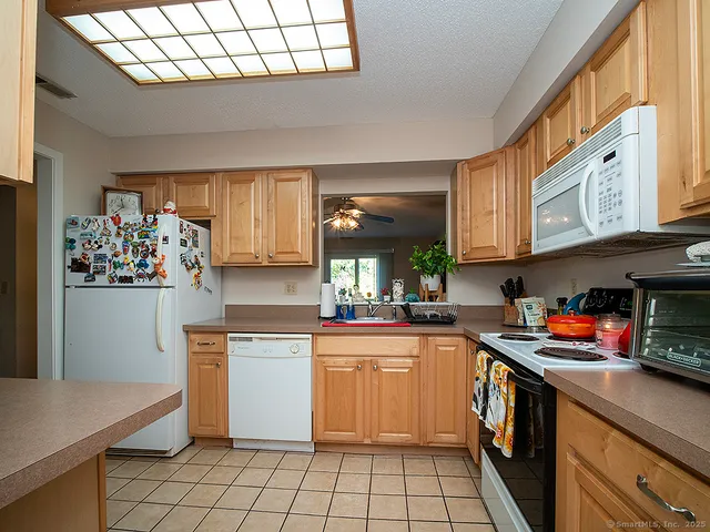 $250,000 | 1410 Whitney Avenue, Unit E2, Hamden, CT 06517