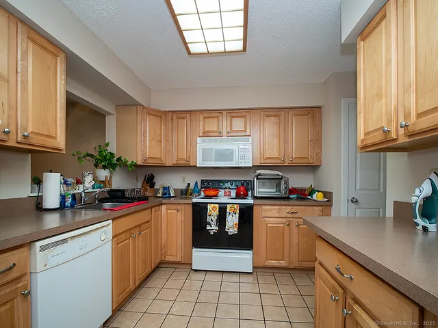 $250,000 | 1410 Whitney Avenue, Unit E2, Hamden, CT 06517