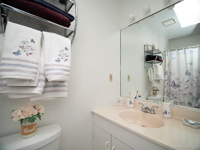 $250,000 | 1410 Whitney Avenue, Unit E2, Hamden, CT 06517