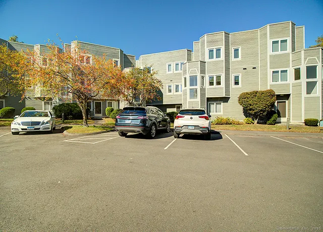 $250,000 | 1410 Whitney Avenue, Unit E2, Hamden, CT 06517