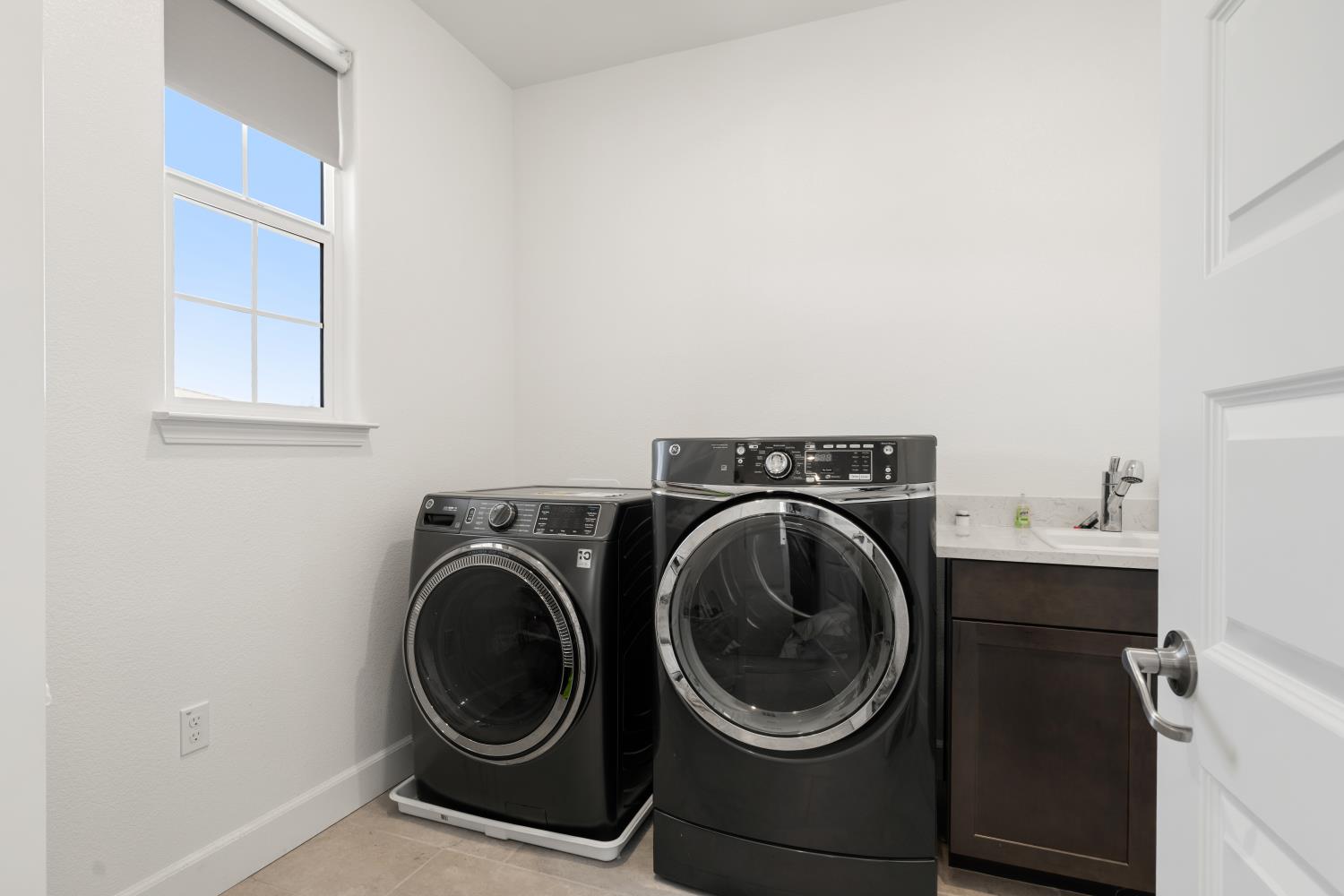 998 Fullerton Ranch Road Lincoln, CA 95648 - Photo 31 of 44 Upstairs Laundry Room
