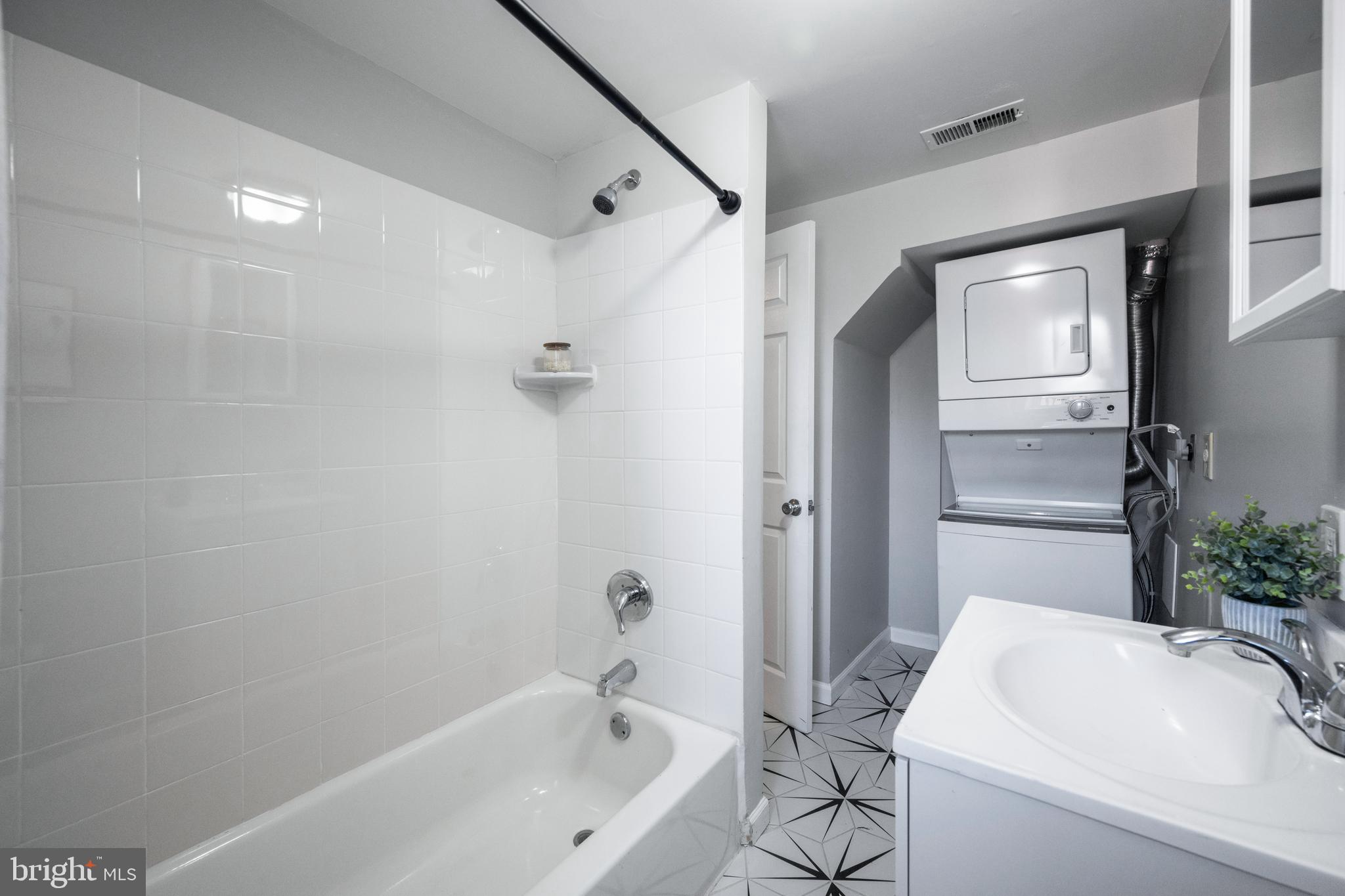 1028 West Cross Street Baltimore, MD 21230 - Photo 17 of 31 2nd floor bath