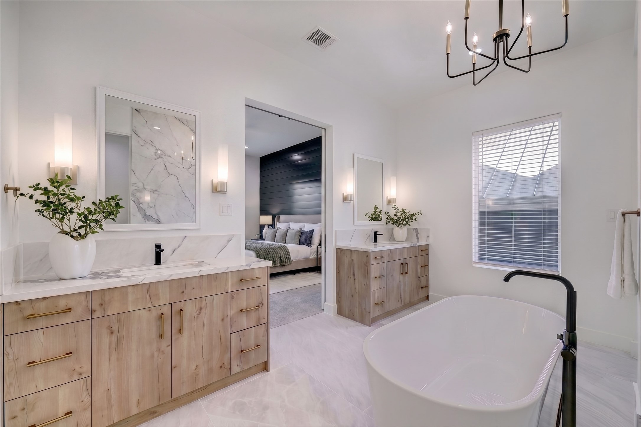 6209 Westcott Street Houston, TX 77007 - Photo 7 of 16 Primary Bath – Elegantly appointed with double vanities topped with quartz countertops, designer sconces and a statement lighting fixture.