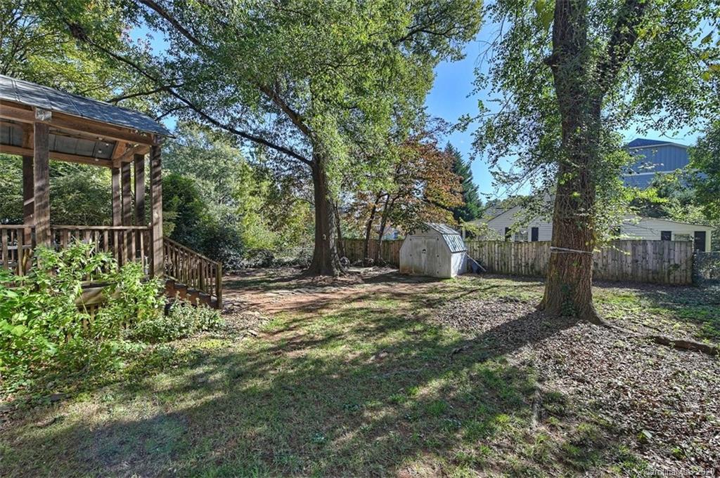 1508 Chippendale Road Charlotte, NC 28205 - Photo 25 of 28 a backyard of a house with lots of green space