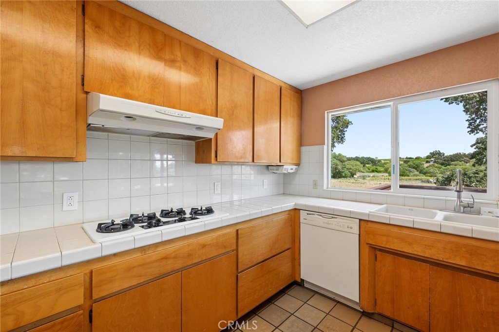 335 Phillips Templeton, CA 93465 - Photo 14 of 35 Kitchen