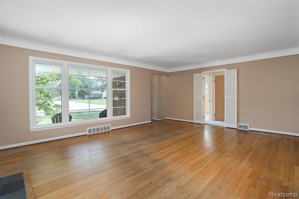 21235 River Road Grosse Pointe Woods, MI 48236 - Photo 8 of 33