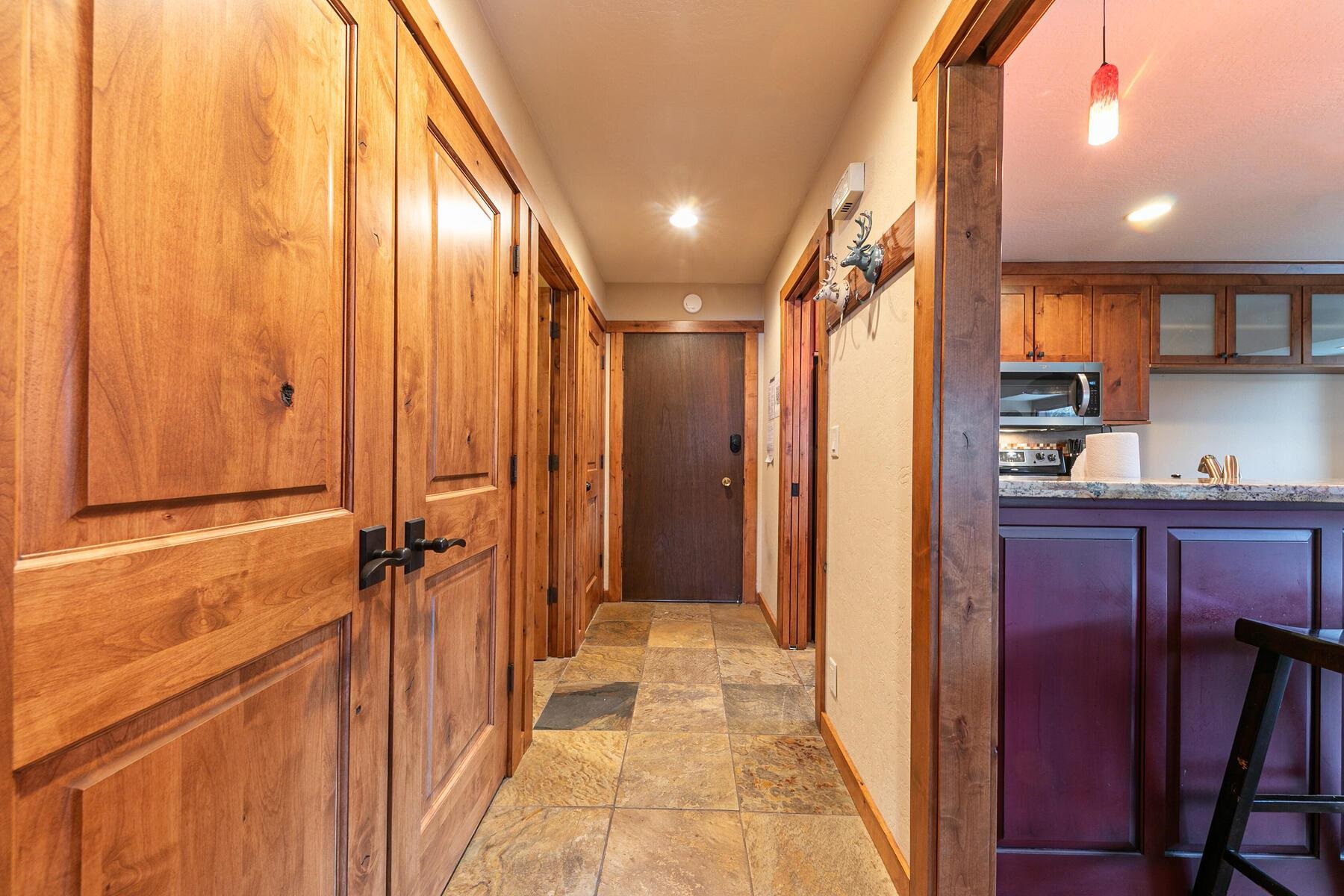 420 Shirley Cyn Road, Unit 34 Olympic Valley, CA 96146 - Photo 20 of 28 a view of hallway with a large mirror and a window