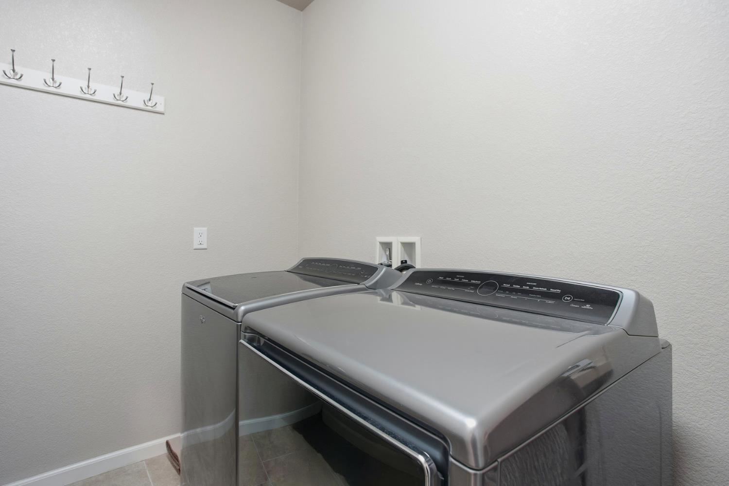 9729 Allen Ranch Way Elk Grove, CA 95757 - Photo 28 of 36 a utility room with dryer and washer