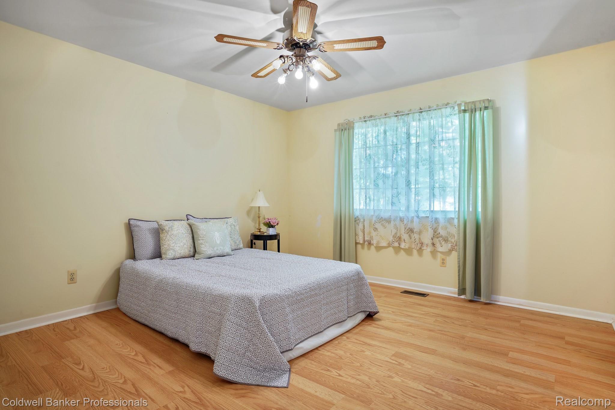 3070 Greenwood Street Rochester, MI 48309 - Photo 11 of 26 Large master bedroom