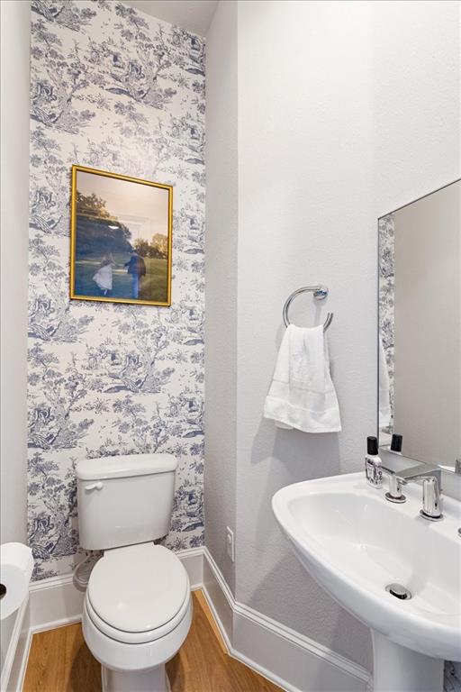 4129 Runyon Road Addison, TX 75001 - Photo 26 of 38 Bathroom featuring light wood-style floors