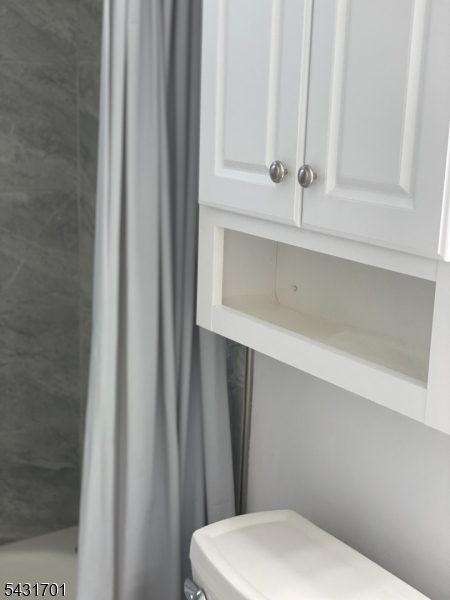 161 Evergreen Road, Unit 13A Edison, NJ 08837 - Photo 10 of 12 a bathroom with a toilet