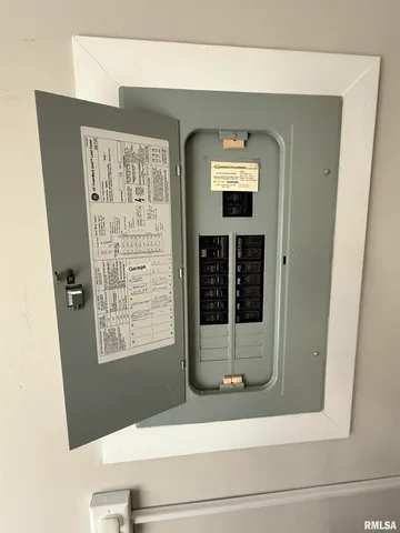 $119,900 | 943 North Hawkinson Avenue, Galesburg, IL 61401