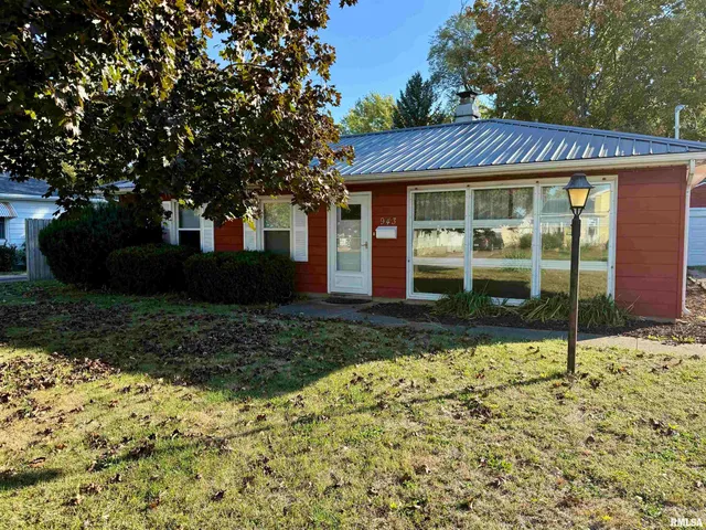 $119,900 | 943 North Hawkinson Avenue, Galesburg, IL 61401