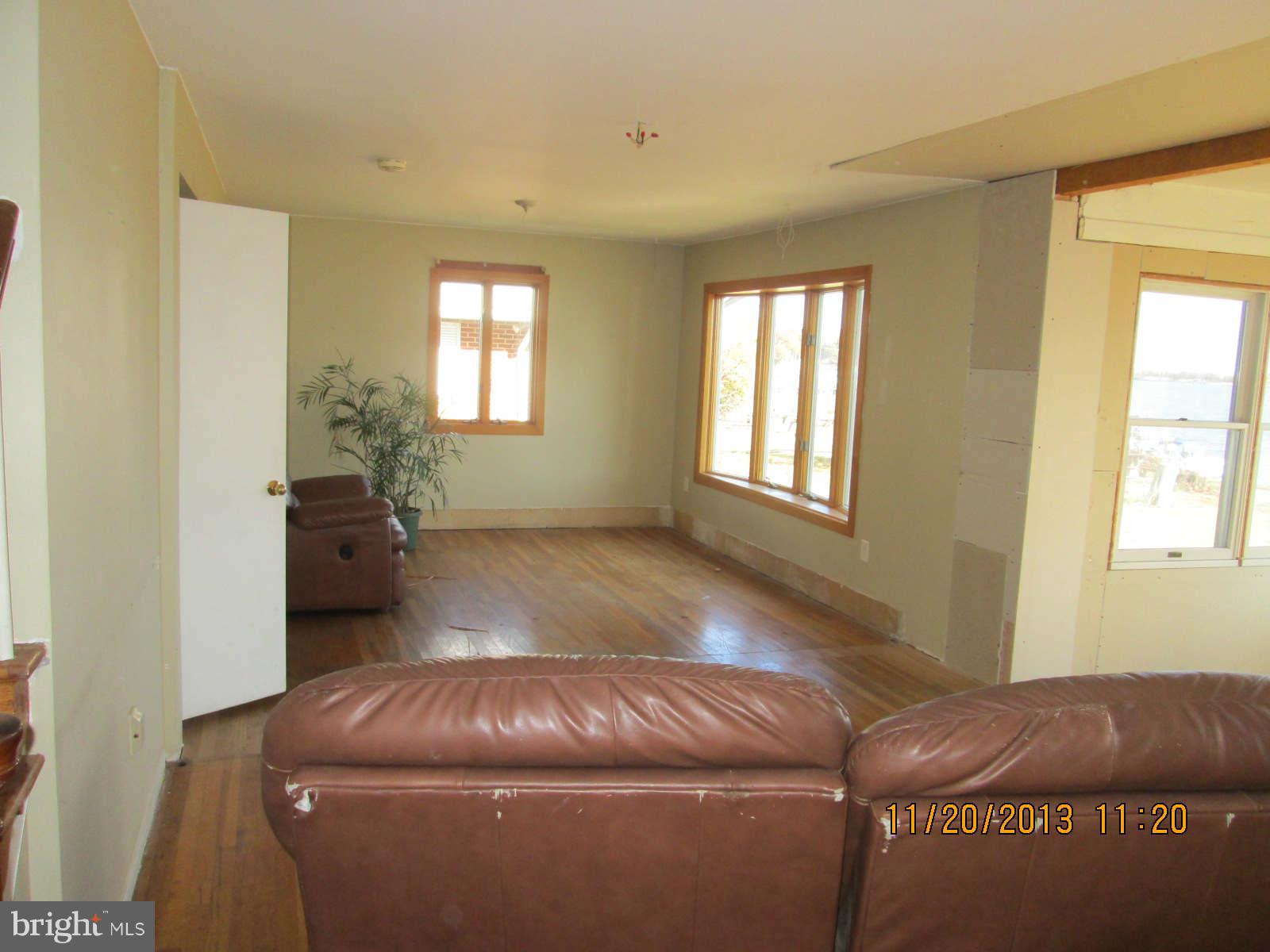 8125 Ventnor Road Pasadena, MD 21122 - Photo 13 of 21 Living Room