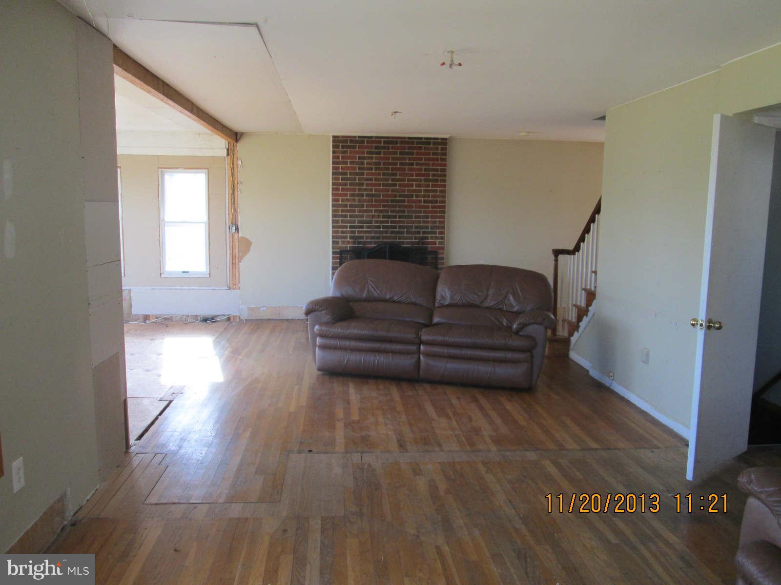 8125 Ventnor Road Pasadena, MD 21122 - Photo 15 of 21 Living Room