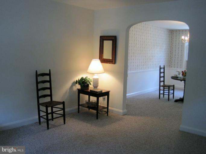 Lovely archway between living room & dining room