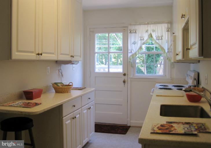 328 Stanmore Road Baltimore, MD 21212 - Photo 11 of 20 Extra tall cabinets and spacious countertops