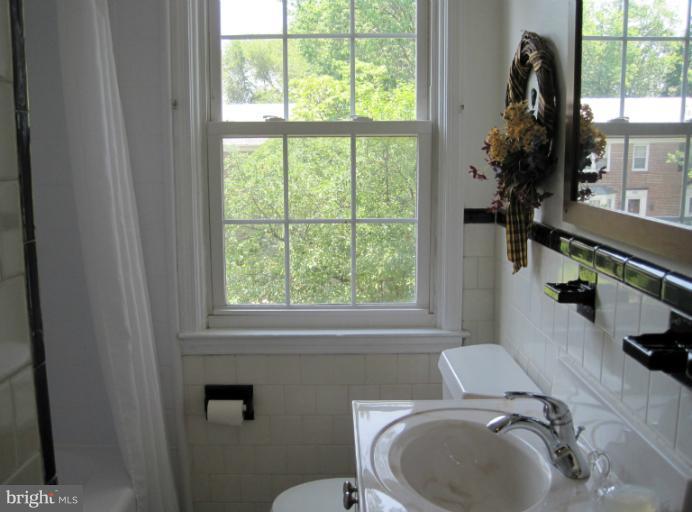 328 Stanmore Road Baltimore, MD 21212 - Photo 13 of 20 Updated bath w/new lighting fixture & new mirror