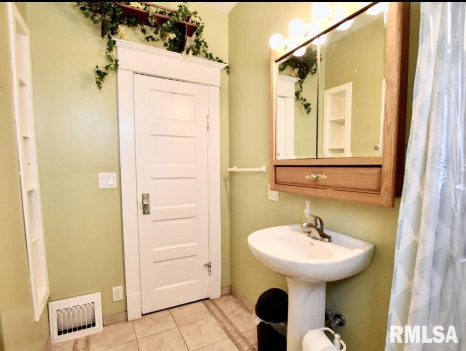 2428 East Keys Avenue Springfield, IL 62702 - Photo 9 of 17